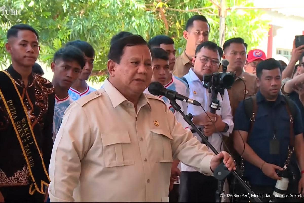 Momen Prabowo Lupa Kenalkan Seskab Teddy saat Kunjungi Warga Minahasa