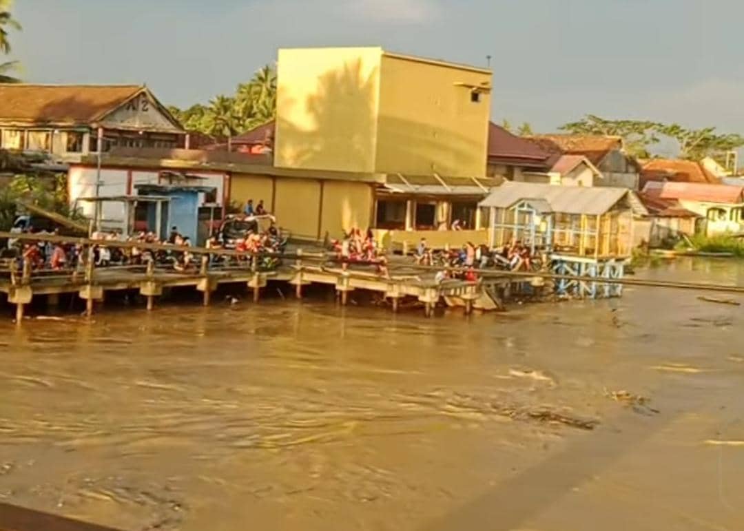 Kondisi Sungai Rupit meluap di Muratara.