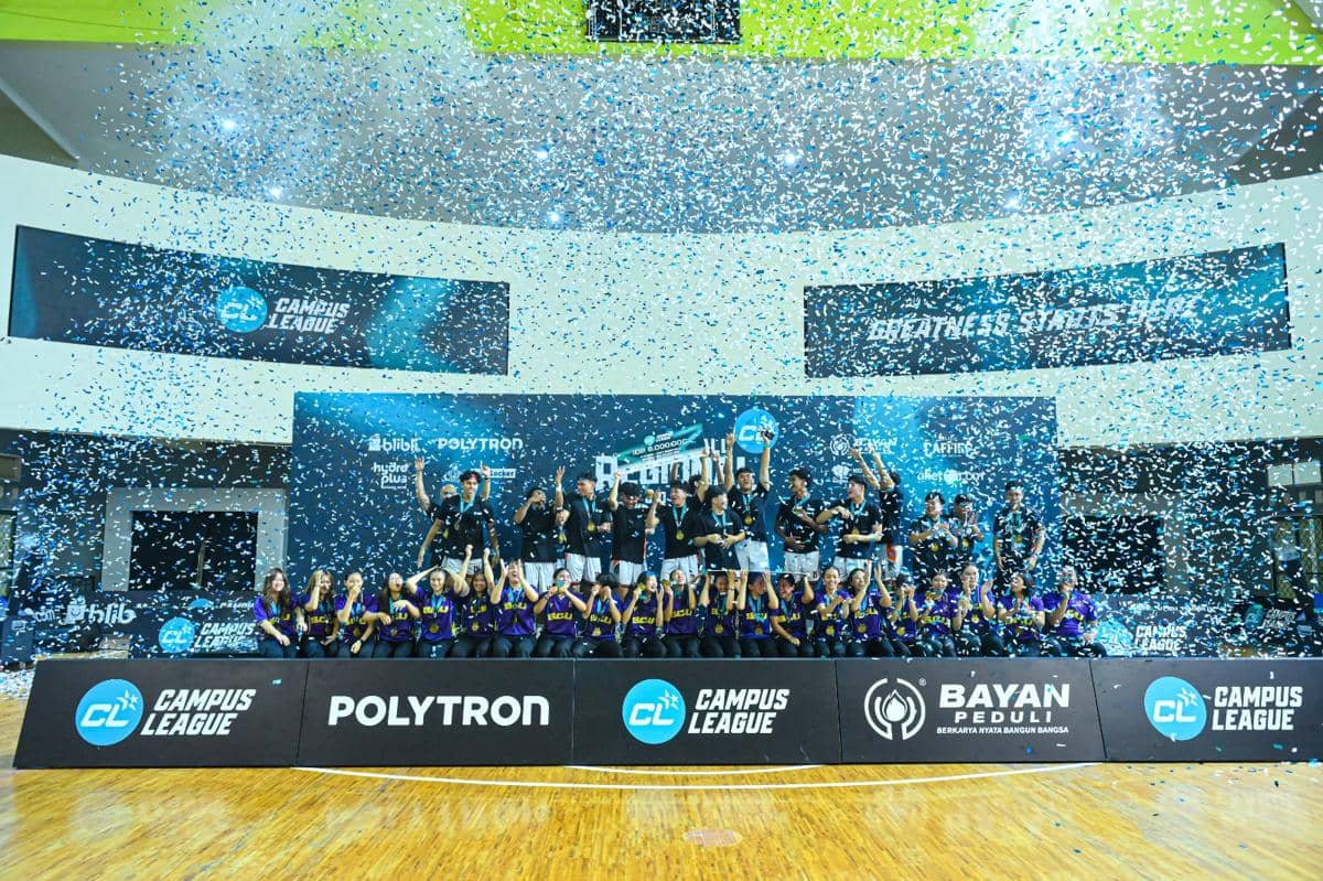 Tim basket kampus merayakan kemenangan di panggung penghargaan Campus League Regional Yogyakarta 2026 dengan confetti biru berhamburan.