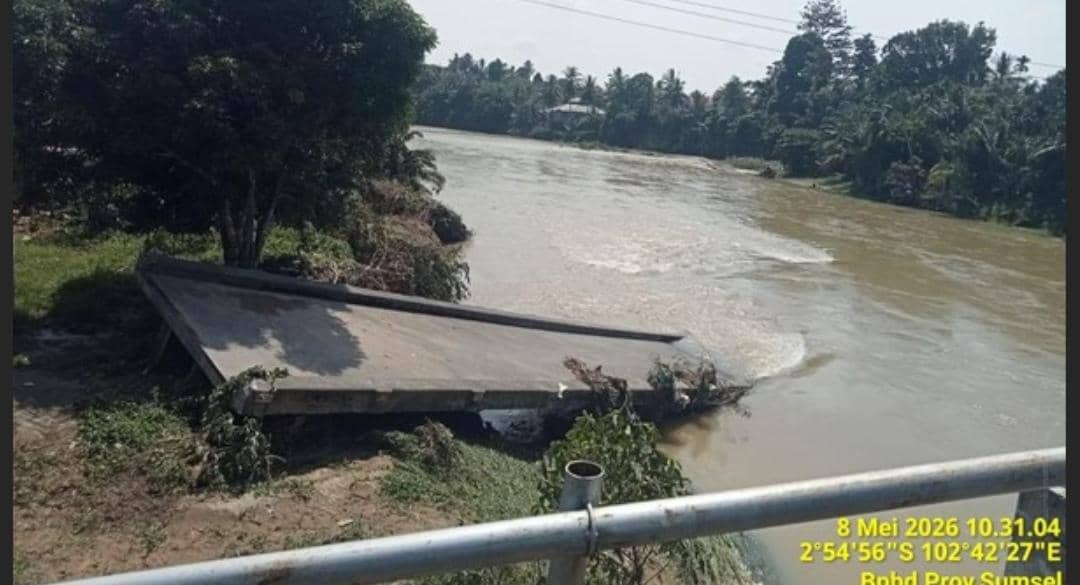 Kondisi jembatan putus saat banjir di Muratara. 