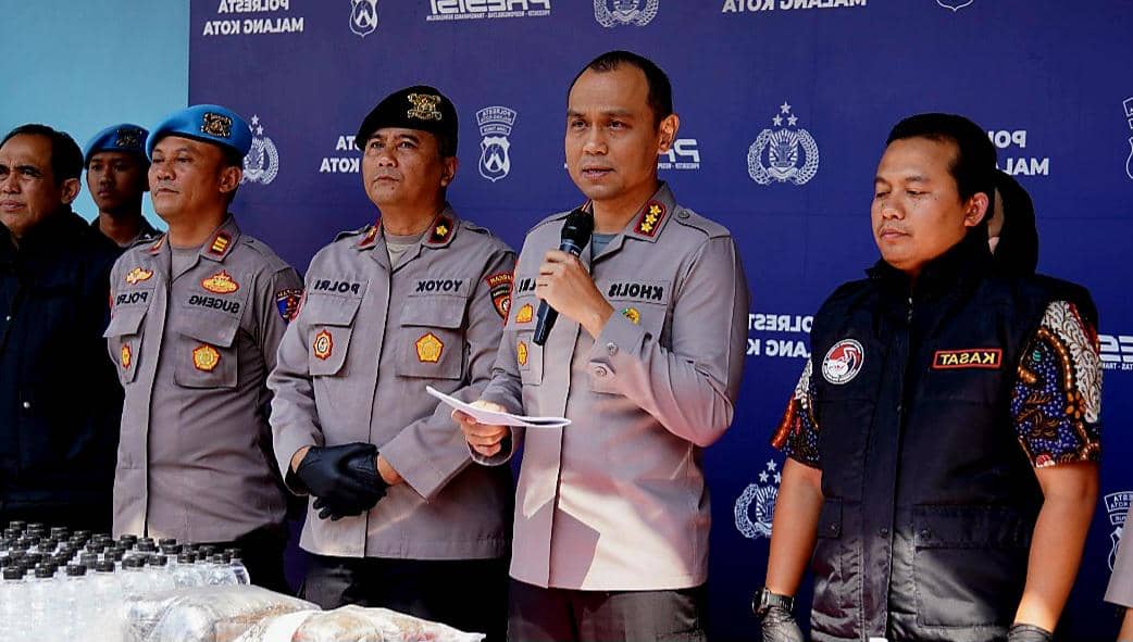 Beberapa pejabat kepolisian Kota Malang memberikan keterangan pers terkait pengungkapan kasus narkoba dan minuman keras.