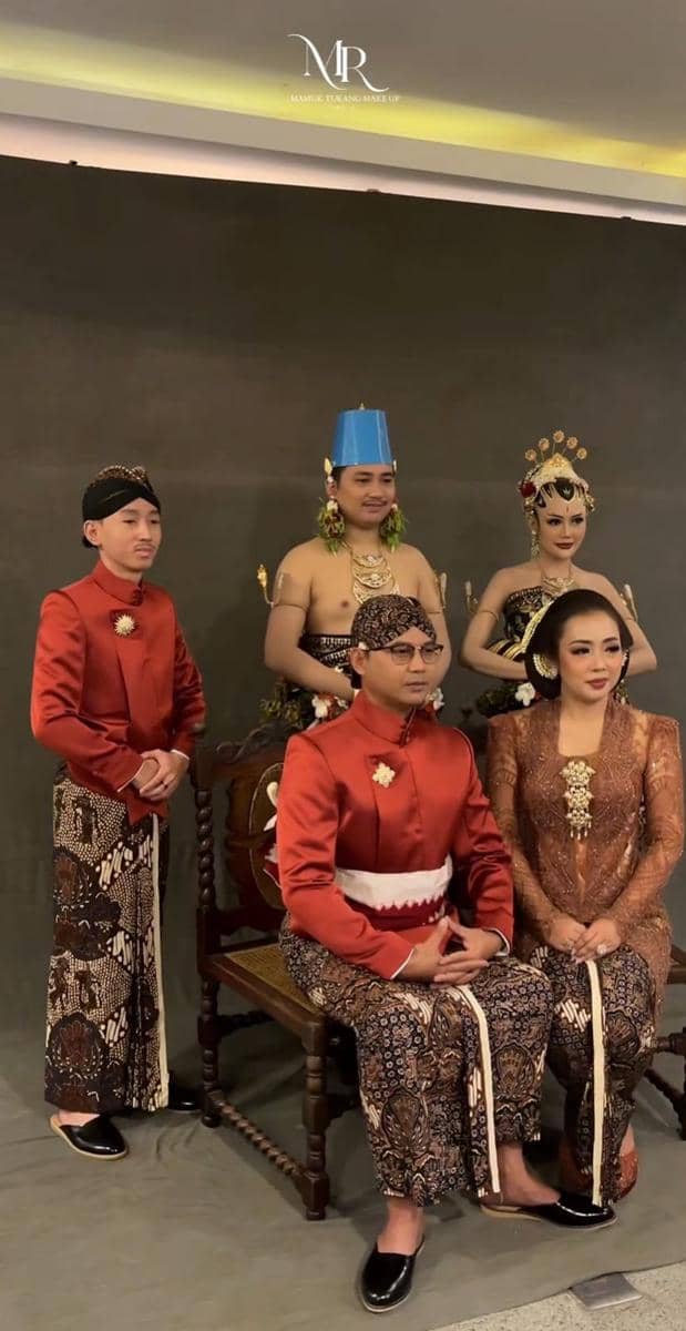 Gaya Keluarga di Acara Ngunduh Mantu Soimah (instagram.com/mamuktukangmakeup)