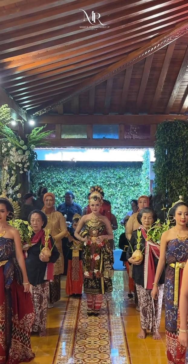 Gaya Busana dan Makeup Ngunduh Mantu Yosika Ayumi, Mantu Soimah (instagram.com/mamuktukangmakeup)