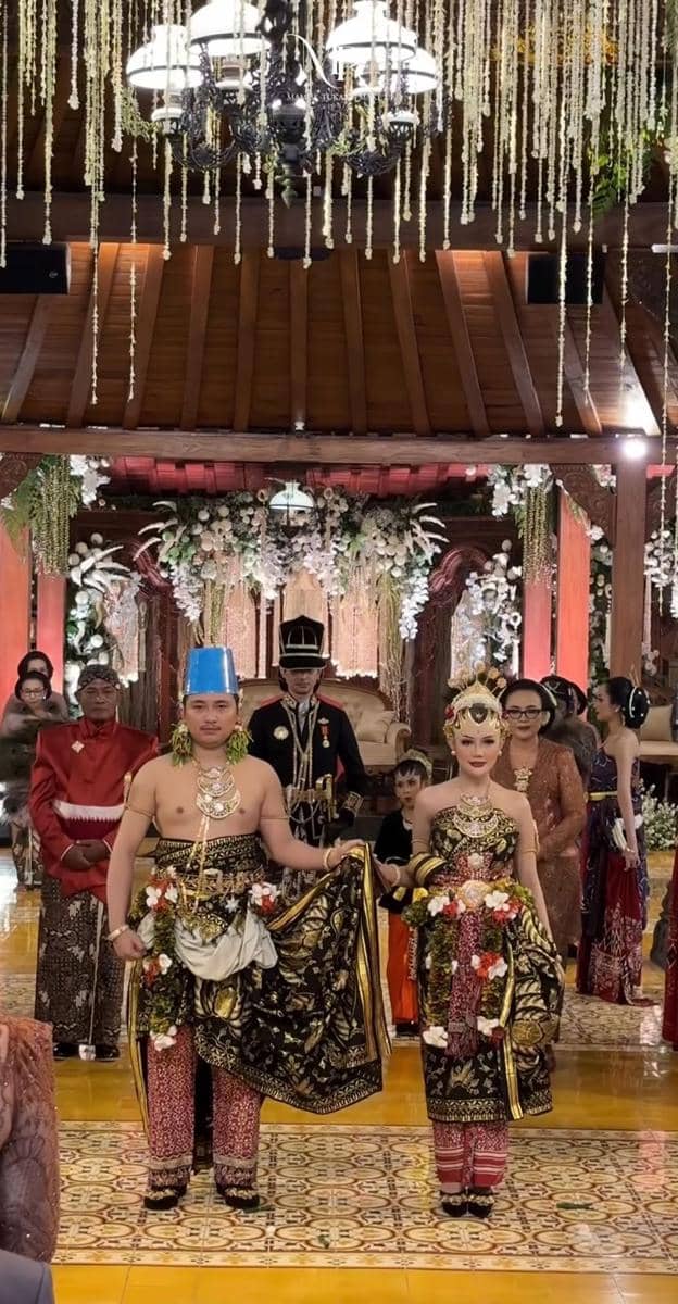 Gaya Busana dan Makeup Ngunduh Mantu Yosika Ayumi, Mantu Soimah (instagram.com/mamuktukangmakeup)