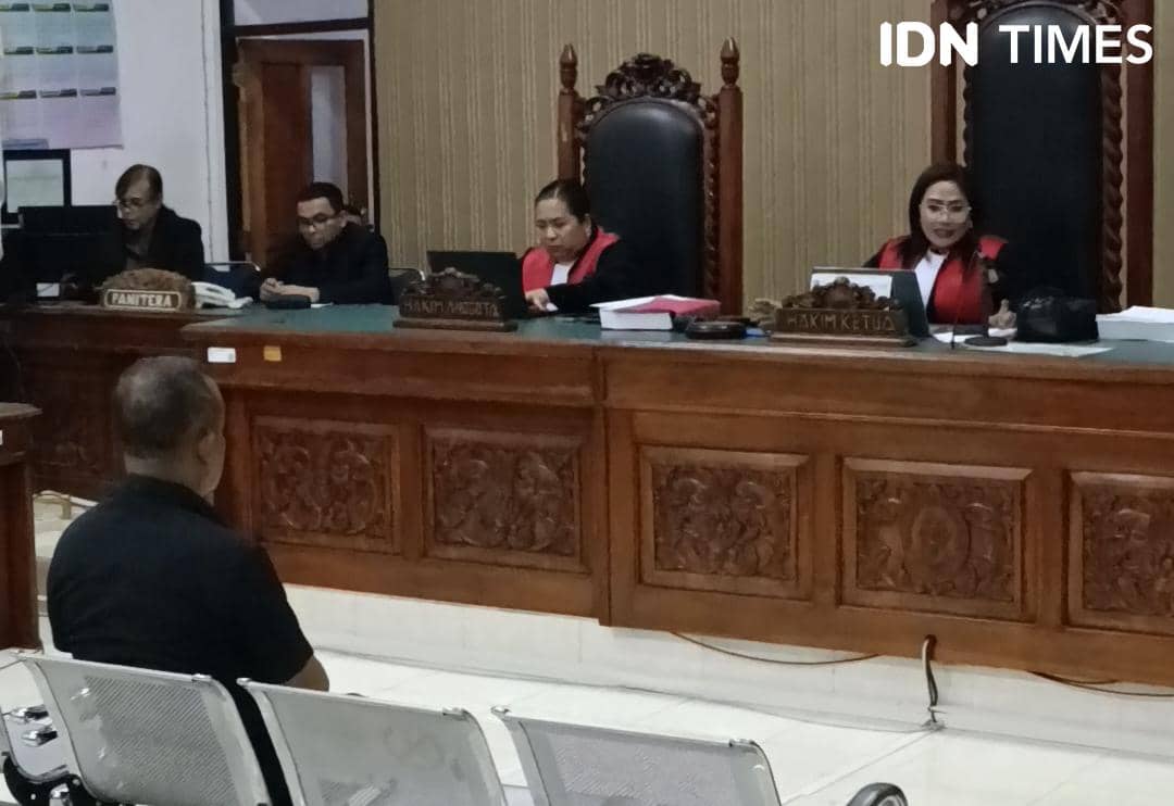 Suasana sidang di Pengadilan Negeri Kupang dengan majelis hakim membacakan putusan terhadap mantan anggota Polda NTT.