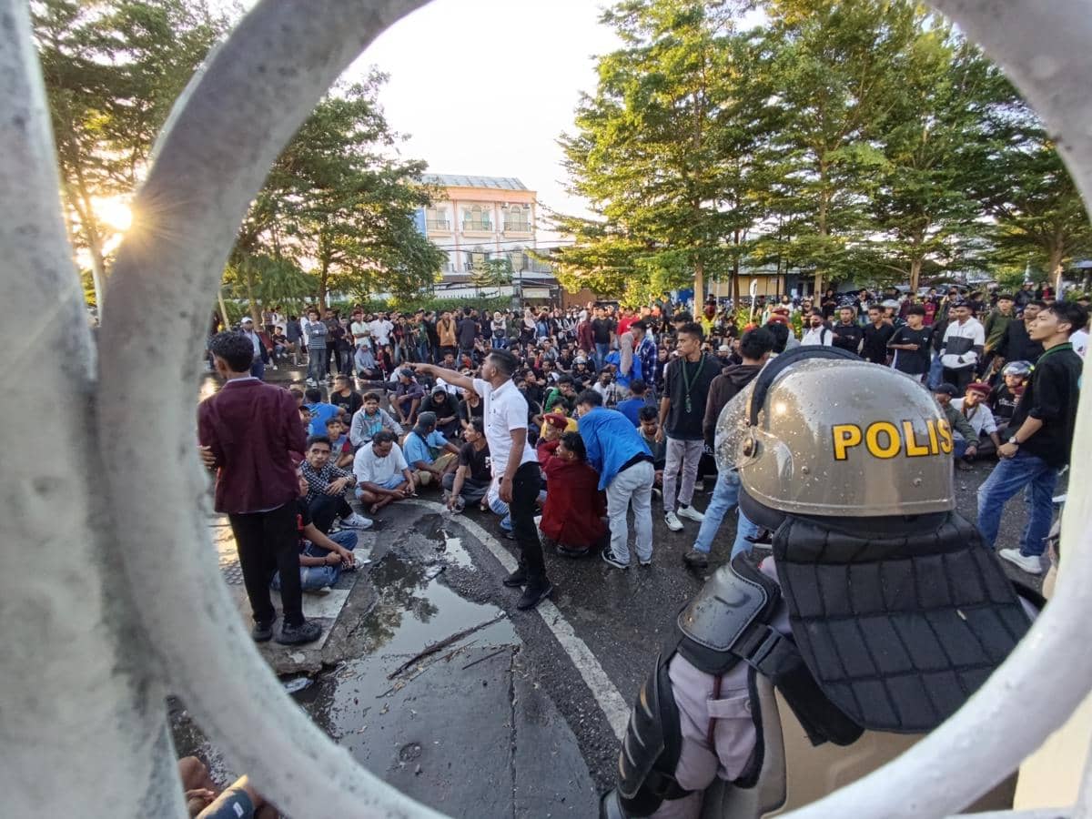 Ratusan mahasiswa dan sopir pikap berkumpul dalam aksi demonstrasi di depan Kantor Gubernur NTT dengan polisi berjaga di lokasi.