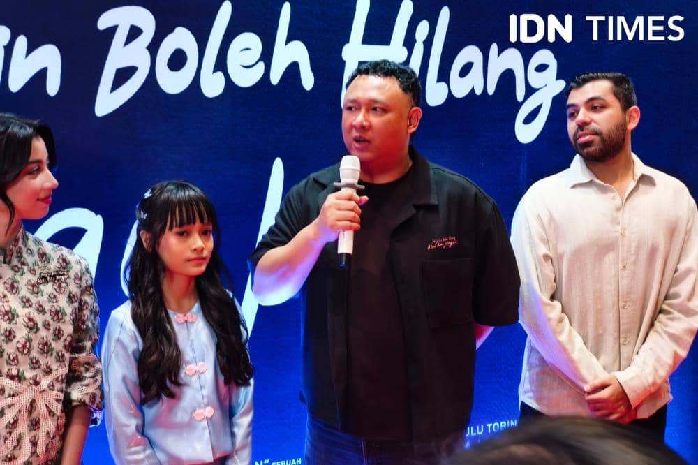 Potret Kuntz Agus, sutradara Yang Lain Boleh Hilang Asal Kamu Jangan, bersama cast dan filmmaker di Jakarta, Jumat (8/5/2026)