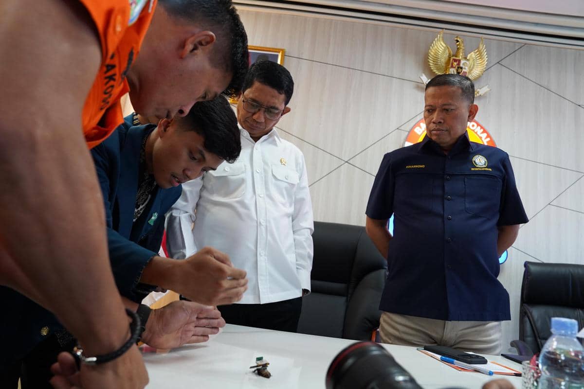 Robot Kecoa Undip Unjuk Kebolehan Tangani Korban Bencana di BNPB