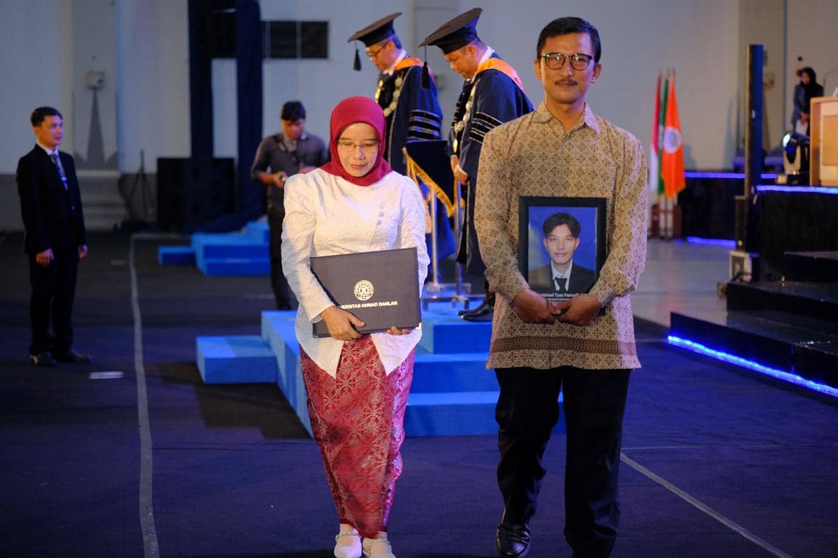 Suasana Haru Warnai Wisuda UAD, Orangtua Gantikan Anak yang Tiada 