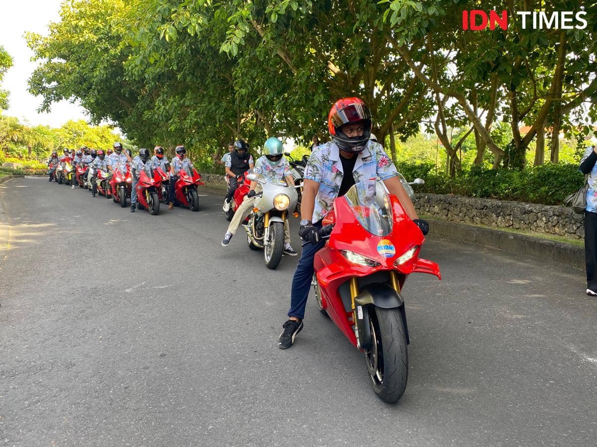 Para pengendara motor Ducati berbaris di jalan kawasan Nusa Dua, Bali, mengenakan helm dan kemeja seragam saat acara We Ride As One 2026.