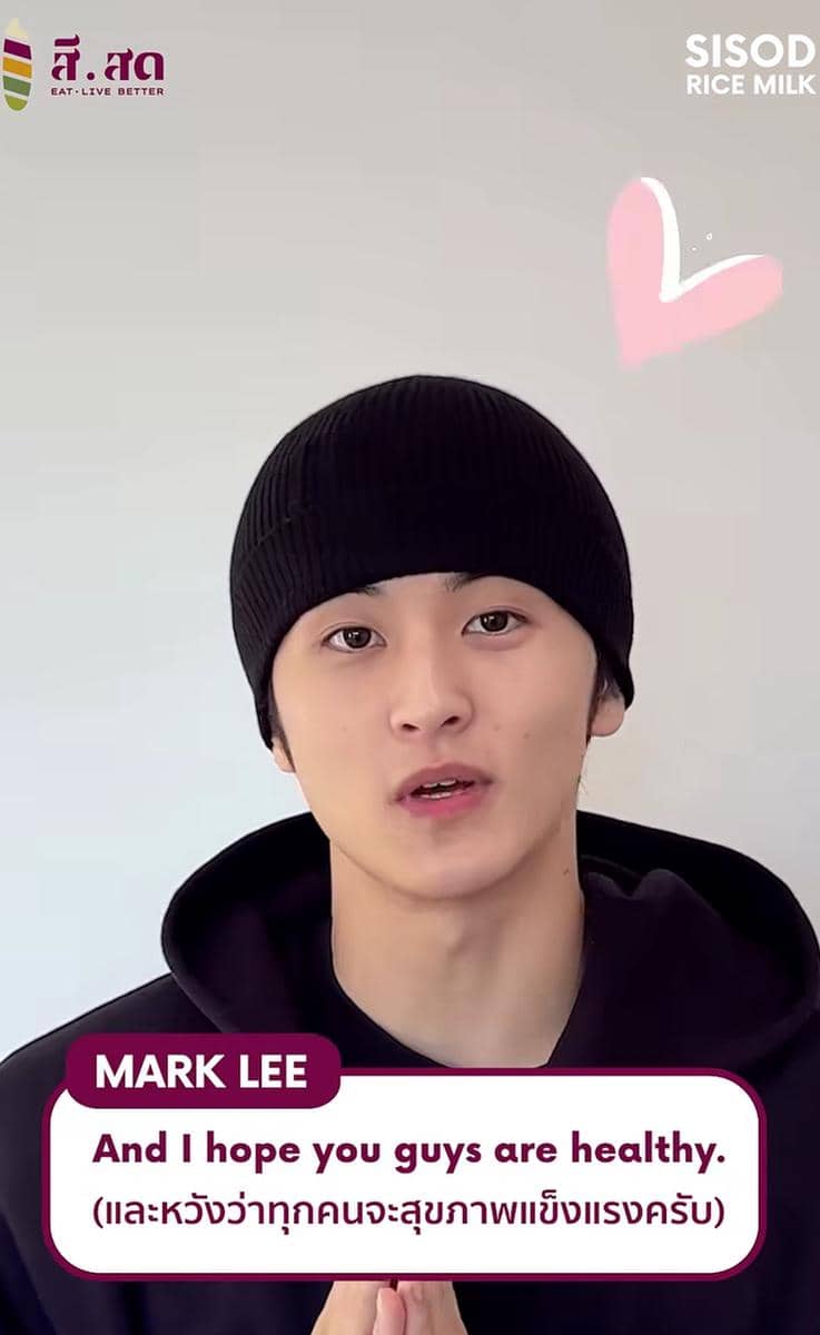 Seorang pria mengenakan beanie hitam berbicara di depan kamera dengan latar polos dan teks ucapan harapan kesehatan di layar.