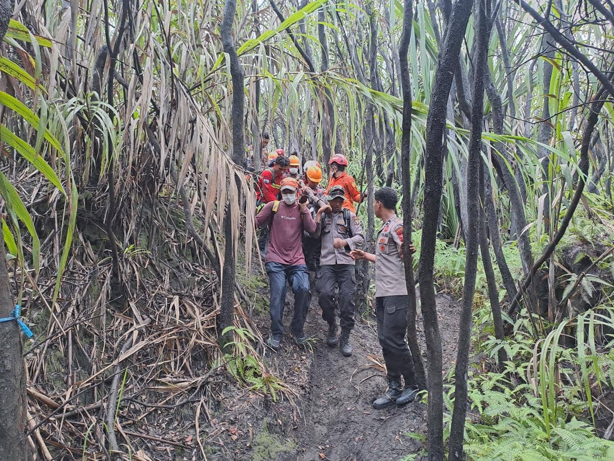 Tim SAR gabungan mengevakuasi satu pendaki WNI yang ditemukan meninggal dunia di sekitar bibir kawah Gunung Dukono, Halmahera Utara, Sabtu (9/5/2026). (Dok. Basarnas Ternate) 