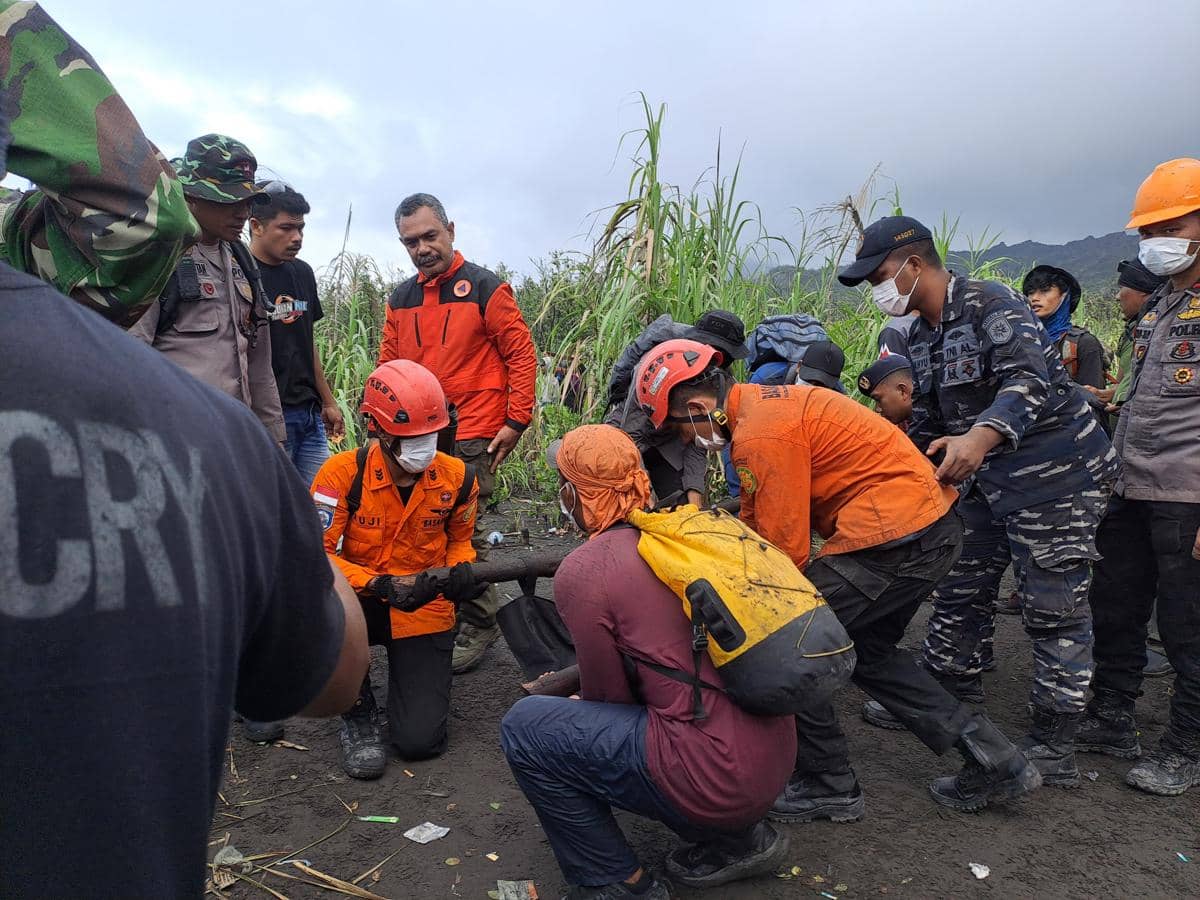 Tim SAR gabungan mengevakuasi satu pendaki WNI yang ditemukan meninggal dunia di sekitar bibir kawah Gunung Dukono, Halmahera Utara, Sabtu (9/5/2026). (Dok. Basarnas Ternate) 