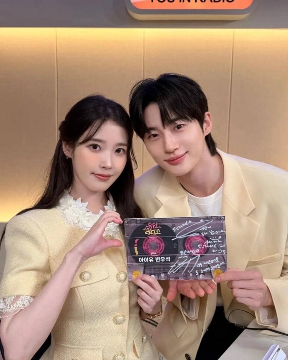 potret IU dan Byeon Woo Seok