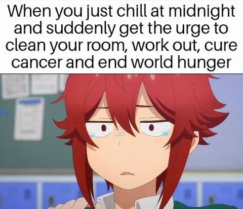 Karakter anime berambut merah dengan ekspresi bingung disertai teks lucu tentang keinginan membersihkan kamar tengah malam.