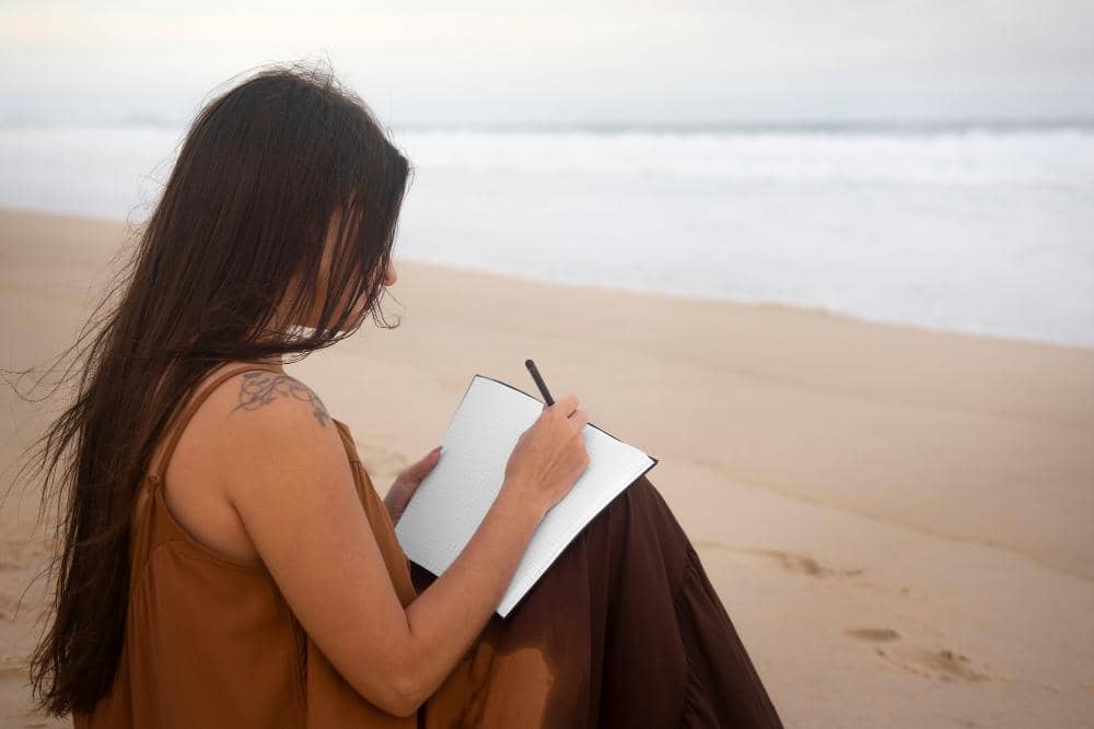 ilustrasi perempuan journaling