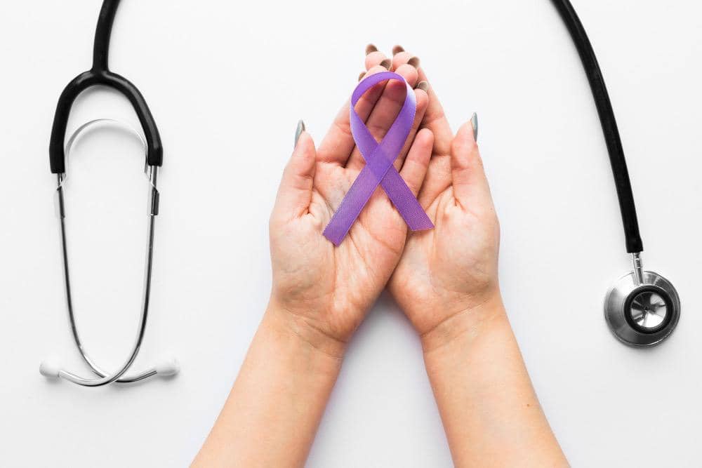 Dokter memegang pita ungu simbol lupus