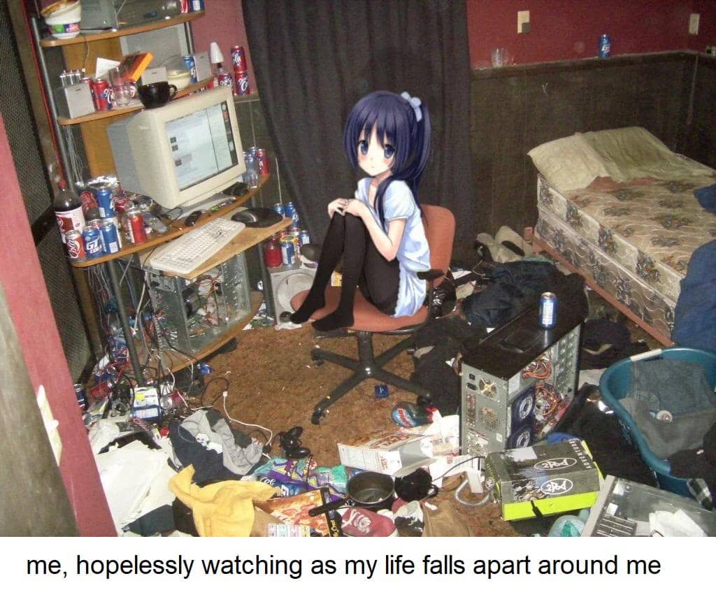 Karakter anime duduk di kursi di tengah kamar yang berantakan dengan komputer, sampah, dan kaleng minuman berserakan di sekitarnya.