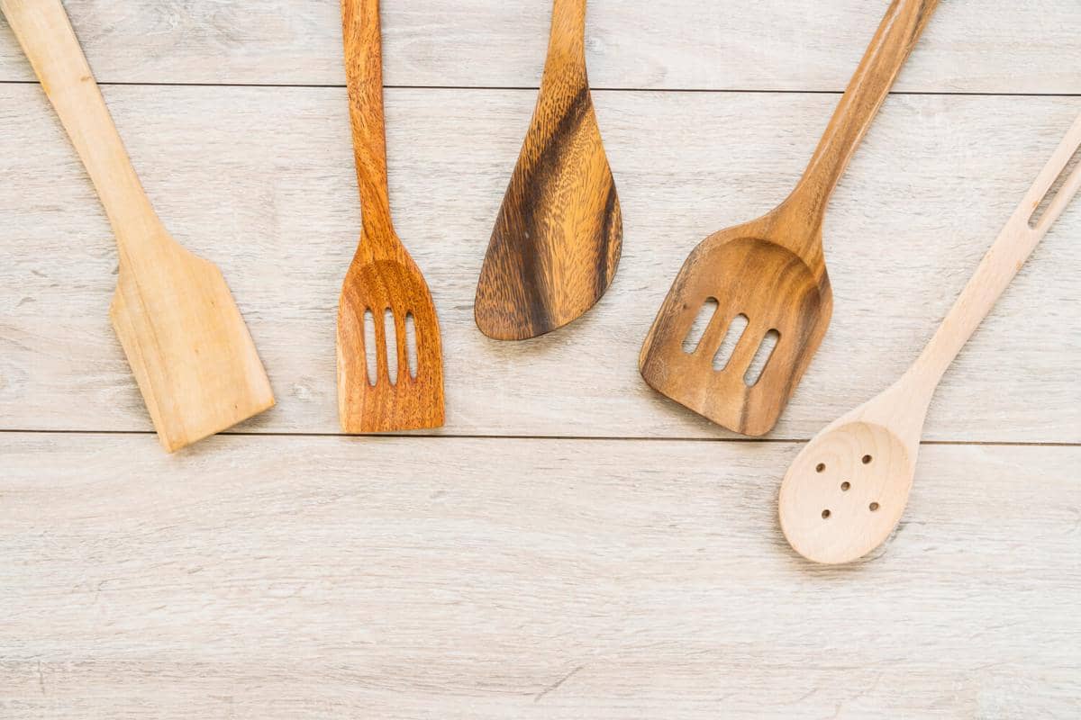 ilustrasi alat masak dari kayu