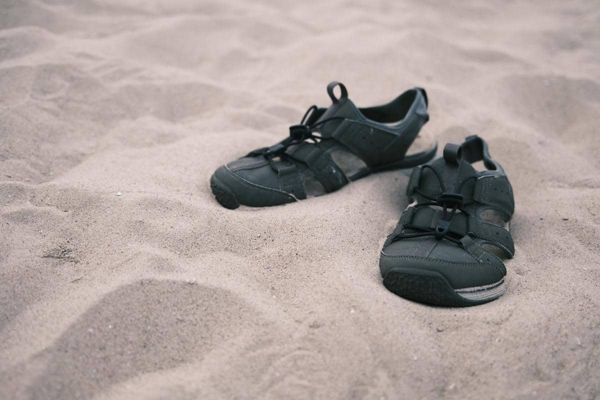 ilustrasi sandal hiking