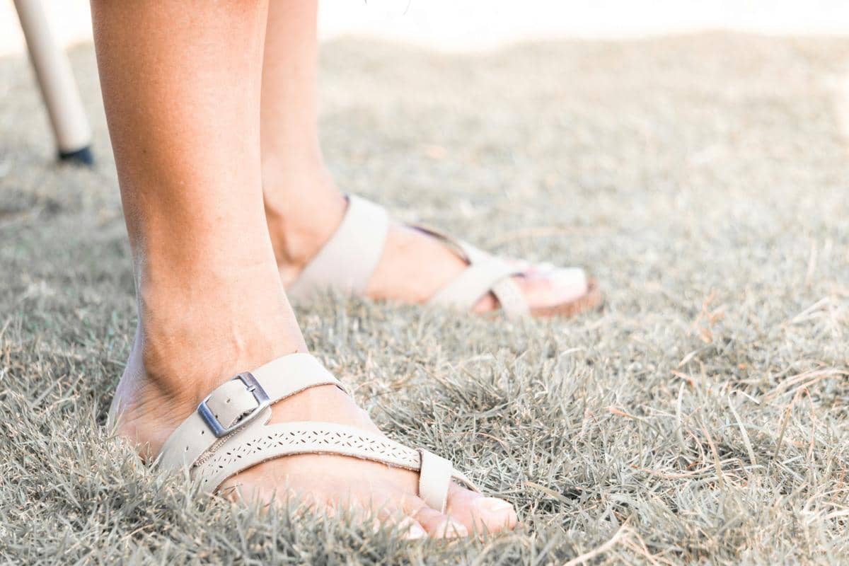 ilustrasi sandal hiking