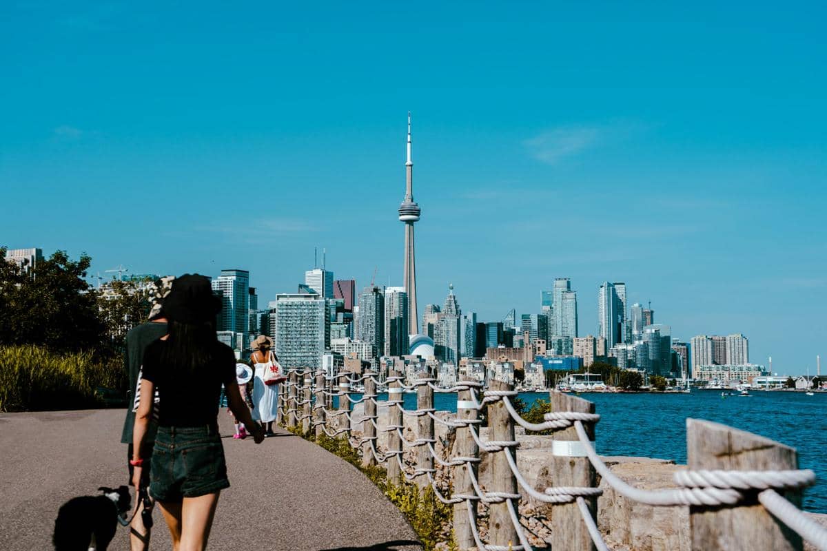 ilustrasi wisatawan sedang bersantai di Toronto Island 