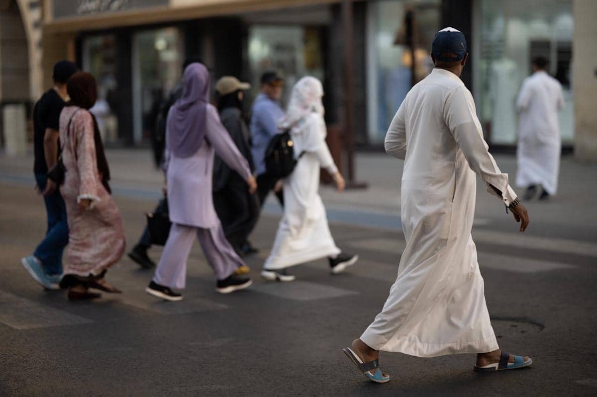 Orang-orang sedang berjalan.