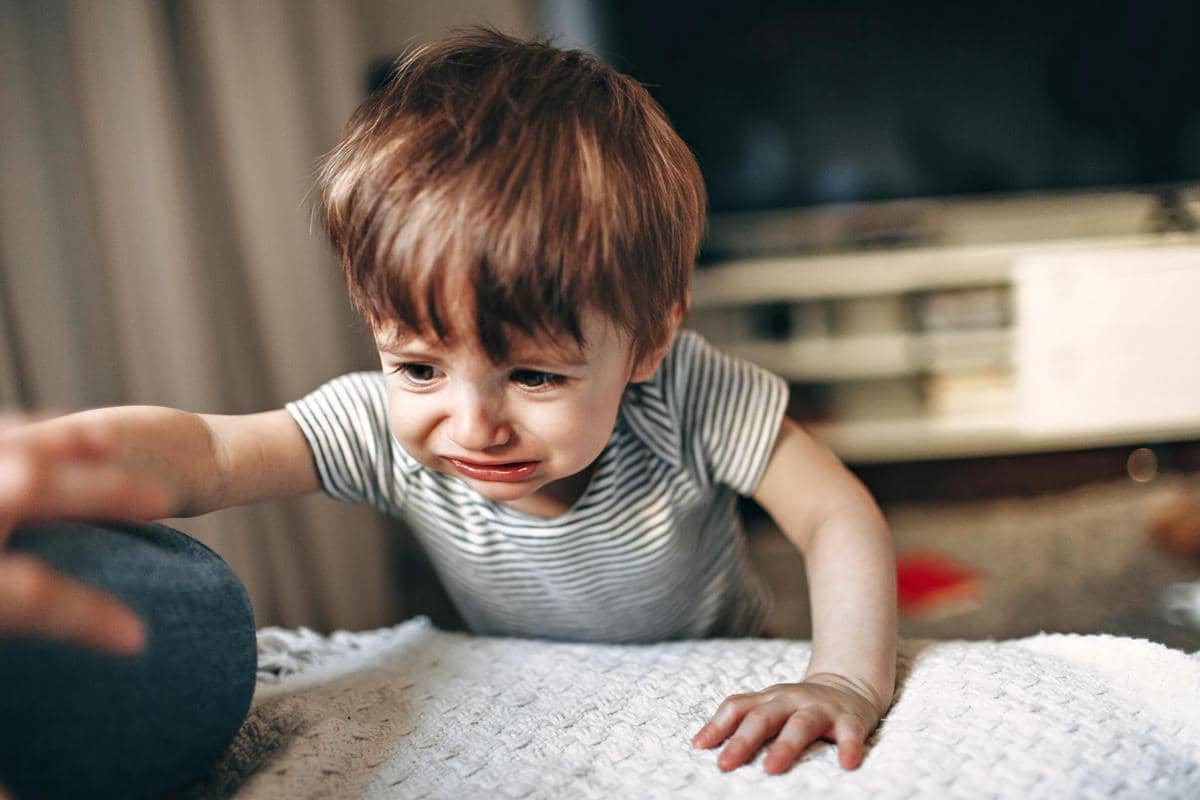 seorang anak kecil yang menangis