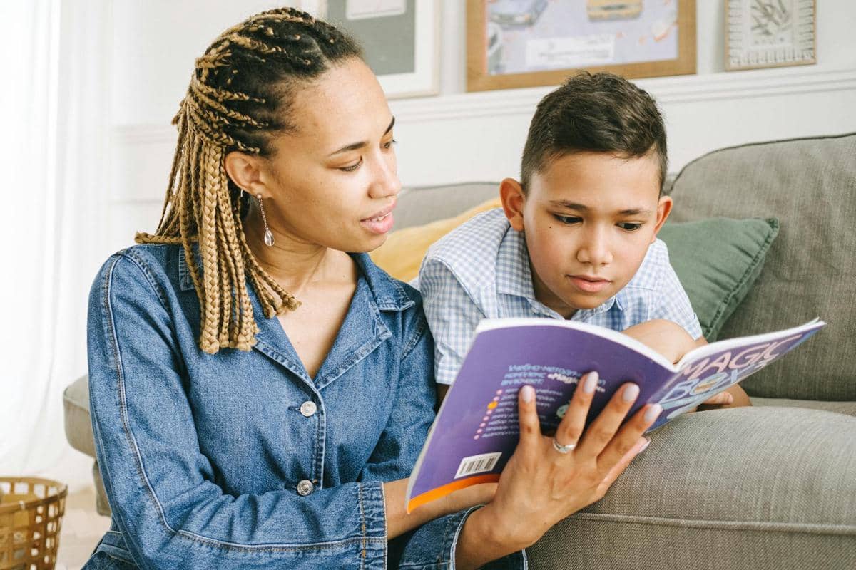 seorang ibu mengajak anak membaca buku