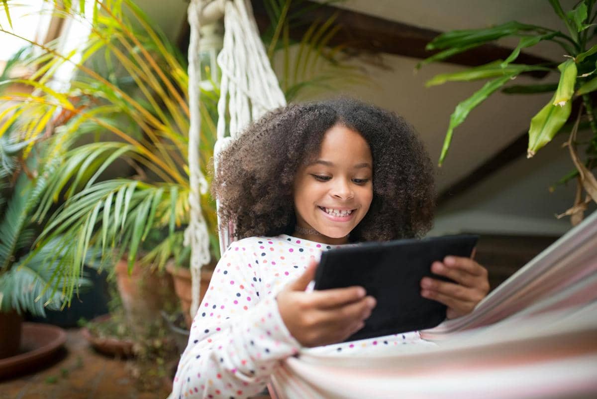 anak kecil yang menggunakan gadget 