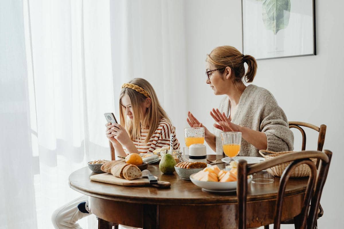 7 Cara Parenting Modern agar Anak Tidak Bergantung pada Gadget