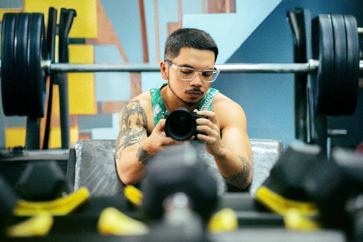 ilustrasi pria mirror selfie di gym