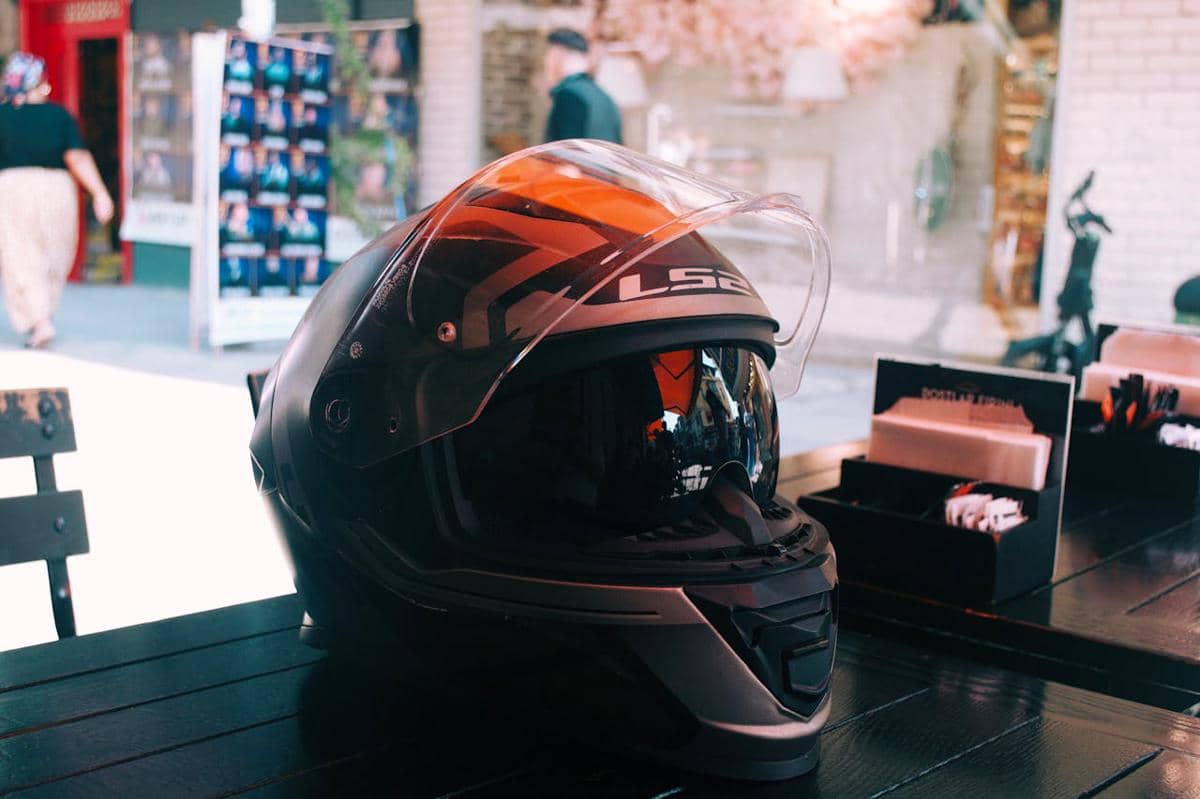 ilustrasi helm motor