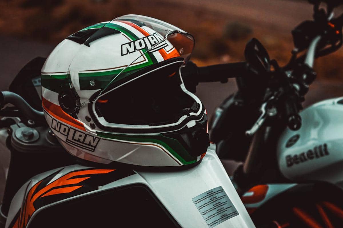 ilustrasi helm motor