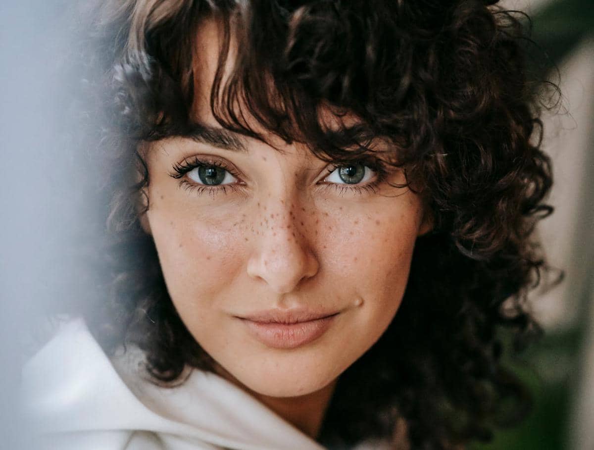 Apa Itu Tren Fawn Freckles? Summer Makeup yang Looknya Alami!