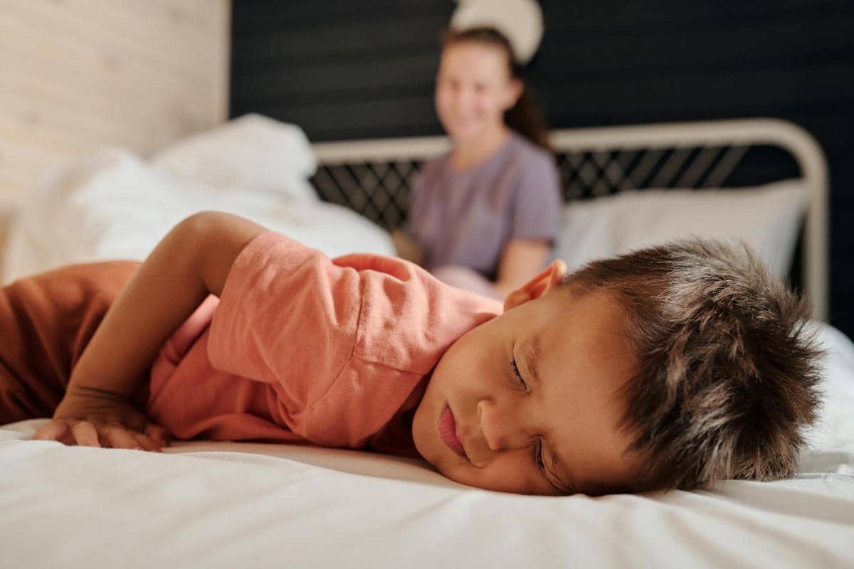 anak kecil yang sedang tantrum 