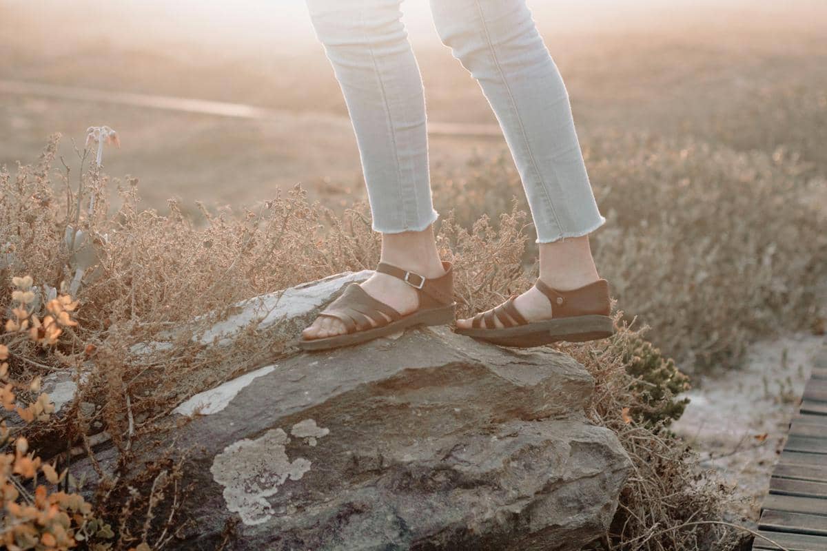 ilustrasi sandal hiking