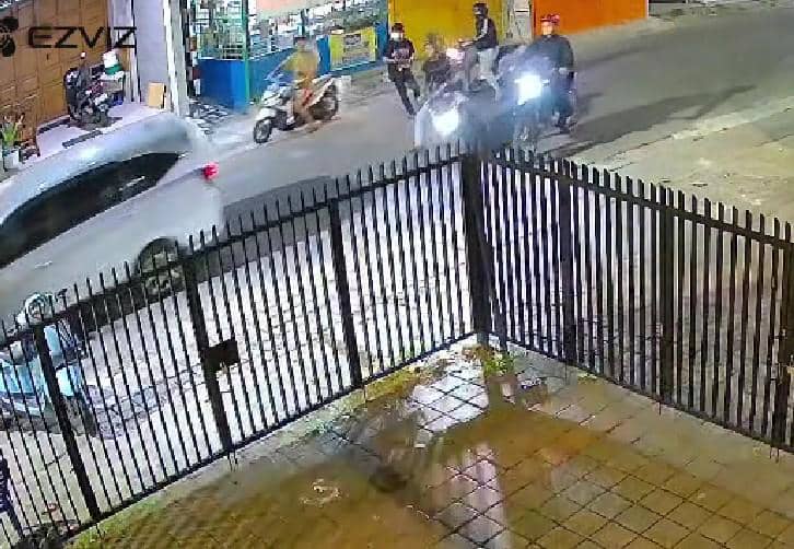 Aksi komplotan geng motor menyerang warga di Makassar, Minggu (10/5/2026) dini hari. Dok. Istimewa