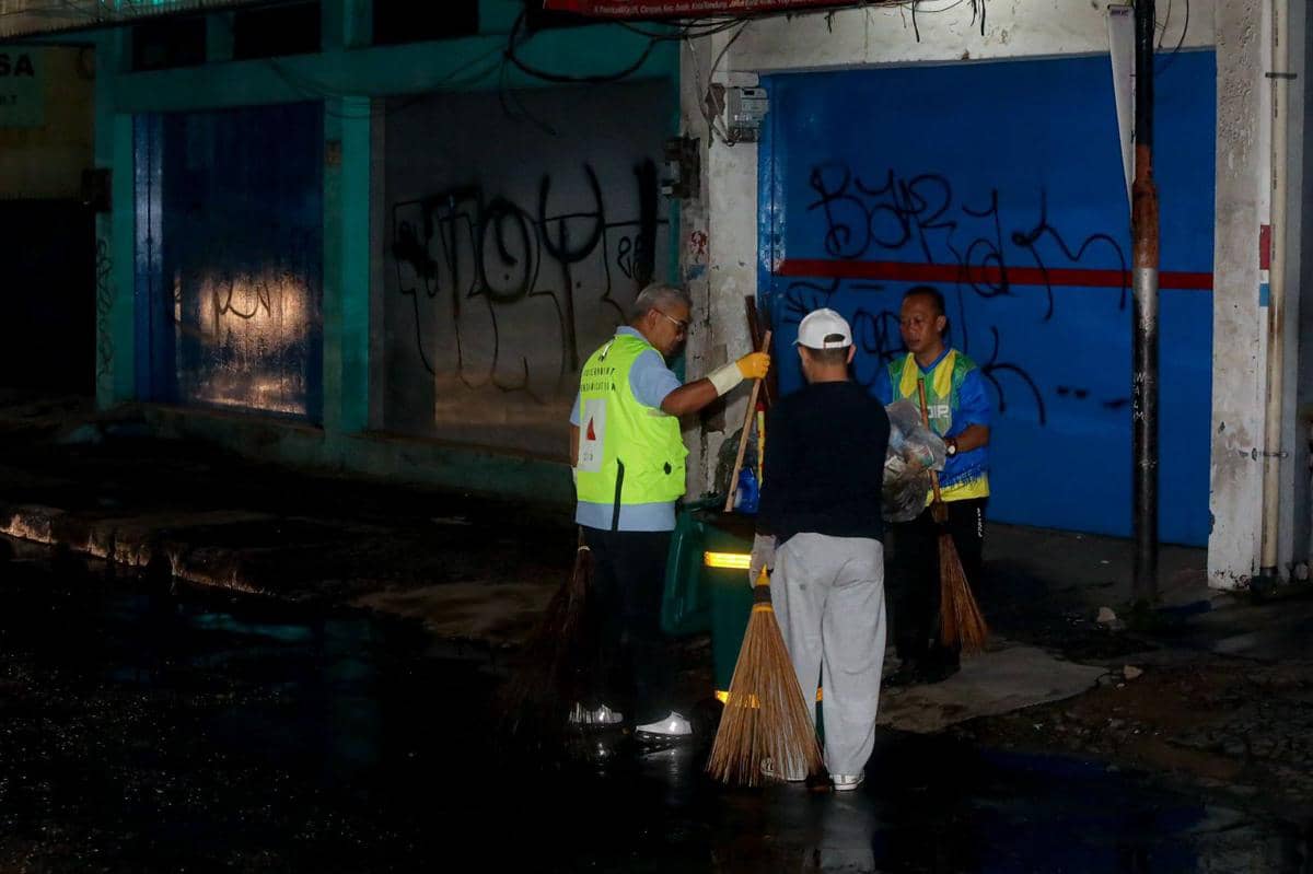 Walkot Farhan Terjun Pimpin Pembersihan Daerah Kebon Jati dan Paskal