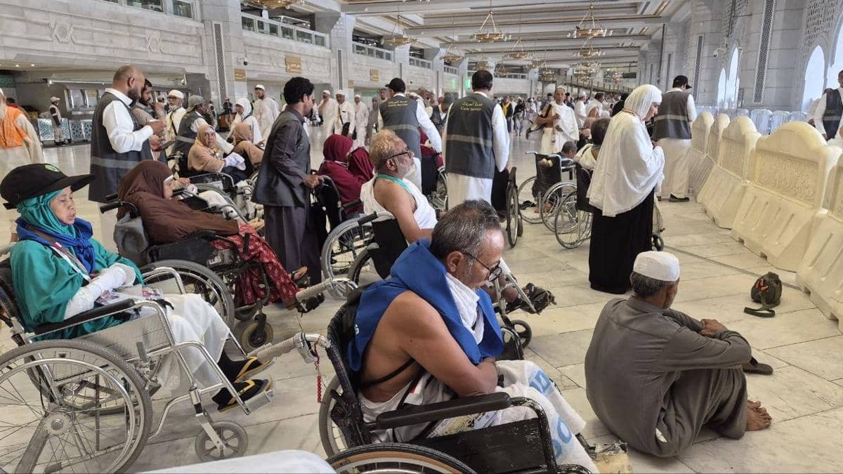 Jemaah haji Indonesia menggunakan kursi roda berdoa dan melaksanakan shalat sunnah menghadap Kabah di Masjidil Haram, Mekkah.
