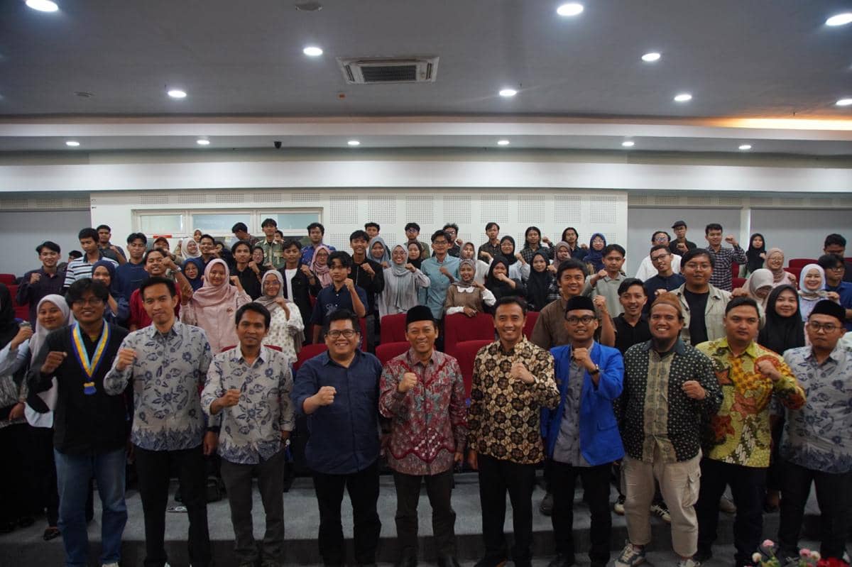 Puluhan peserta berfoto bersama setelah penandatanganan MoU antara PW IKAPMII DIY dan Kampung Inggris Jogja di sebuah aula.