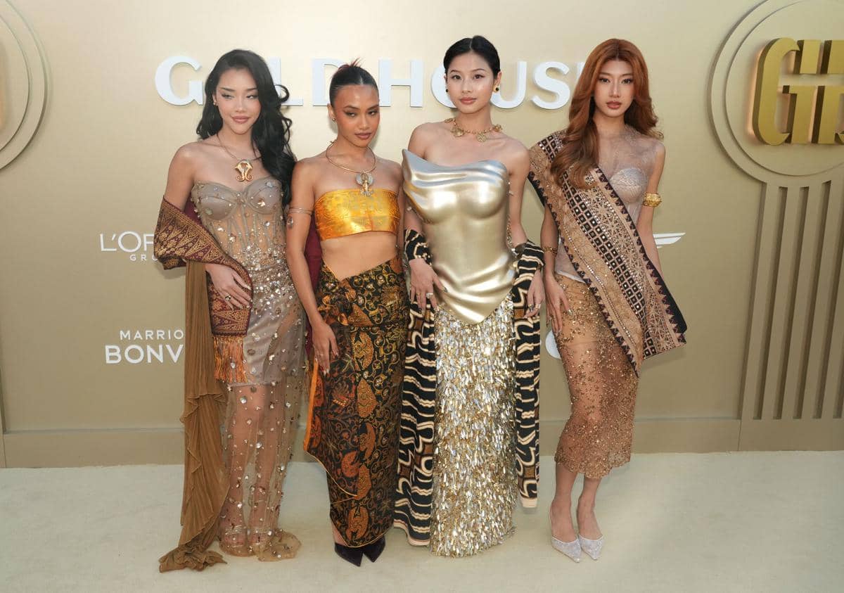 Empat wanita berpose di karpet merah 5th Annual Gold Gala mengenakan gaun modern dengan sentuhan wastra nusantara bernuansa emas dan cokelat.