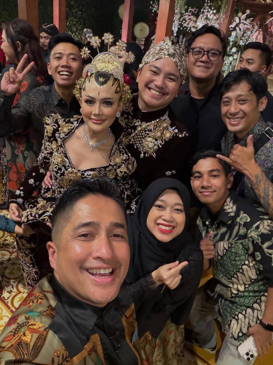 Sejumlah tamu berpose bersama pengantin dalam balutan busana adat Jawa di resepsi pernikahan anak Soimah.