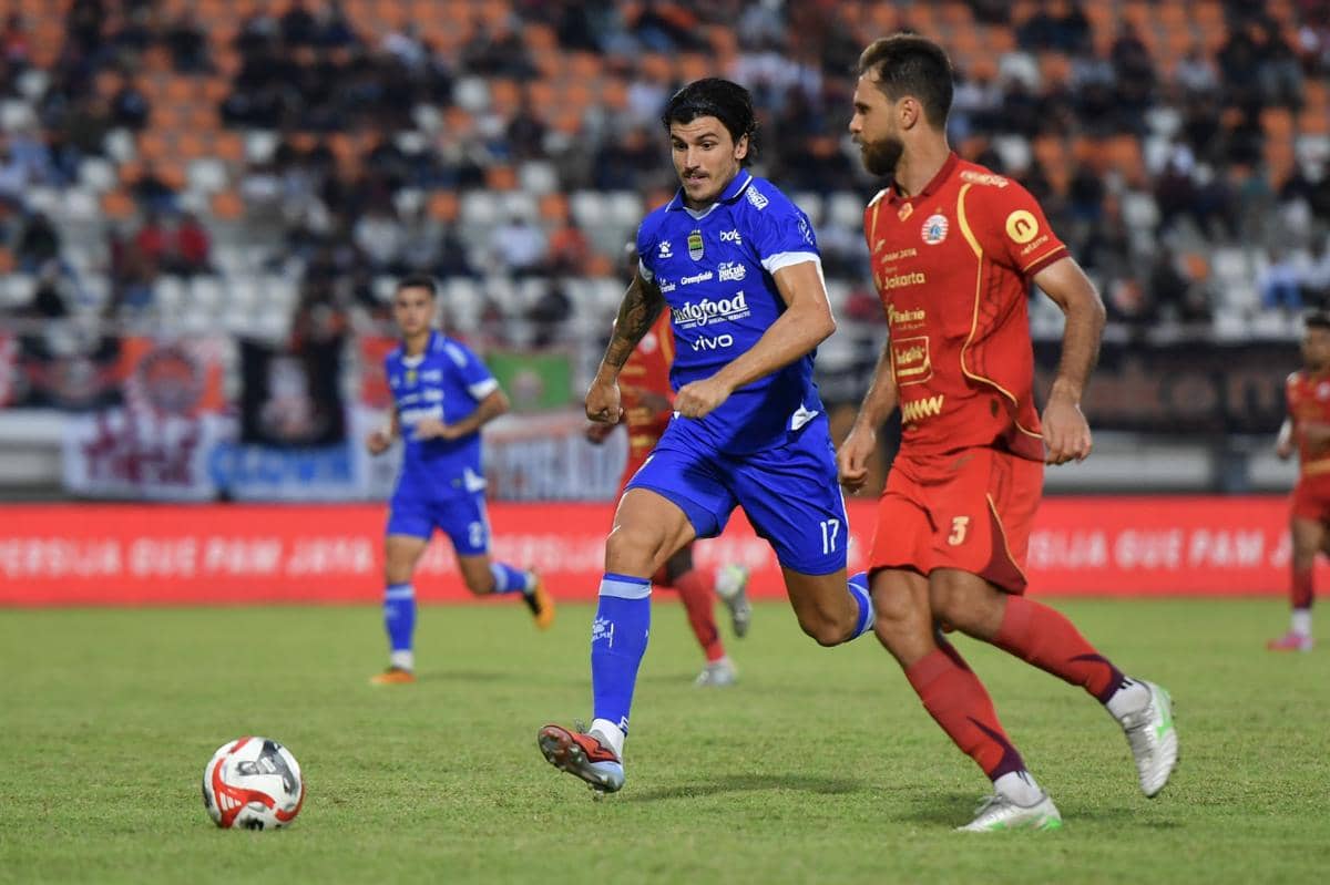 Persib Comeback Dramatis! Dua Gol Adam Alis Bungkam Persija di Segiri