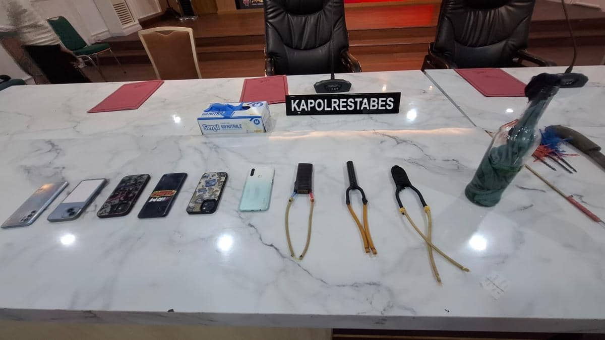 Barang bukti berbagai jenis senjata tajam yang disita Polrestabes Makassar, Sabtu (9/5/2026). IDN Times/Darsil Yahya