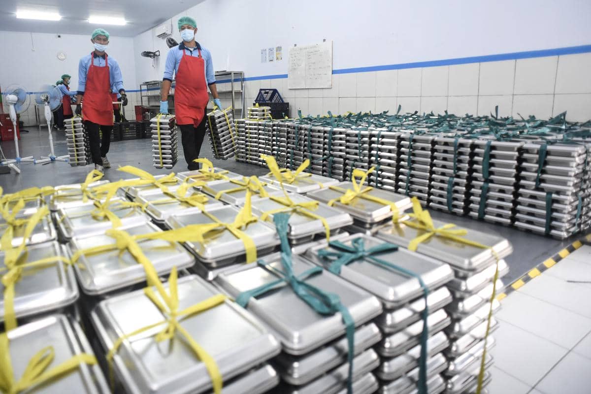 Pekerja menyiapkan paket Makan Bergizi Gratis (MBG) di Satuan Pelayanan Pemenuhan Gizi (SPPG). (ANTARA FOTO/Adeng Bustomi)
