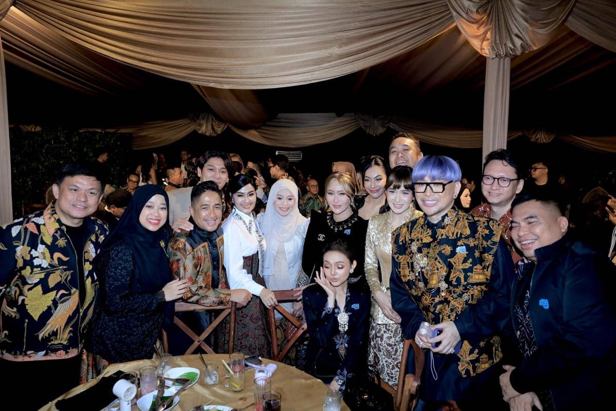 Sejumlah tamu artis berpose bersama mengenakan busana batik dan kebaya di resepsi pernikahan anak Soimah dengan suasana hangat dan meriah.