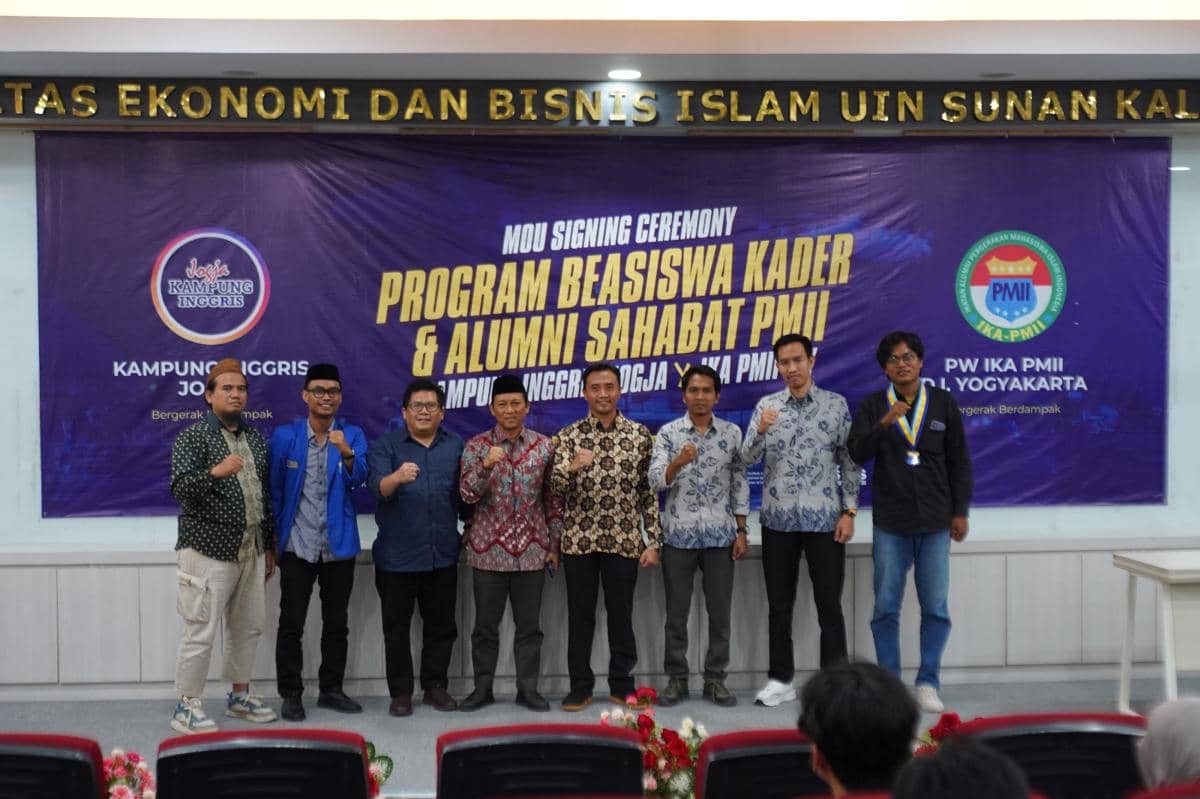 Perwakilan PW IKAPMII DIY dan Kampung Inggris Jogja berfoto bersama setelah penandatanganan MoU program beasiswa kader di aula kampus.