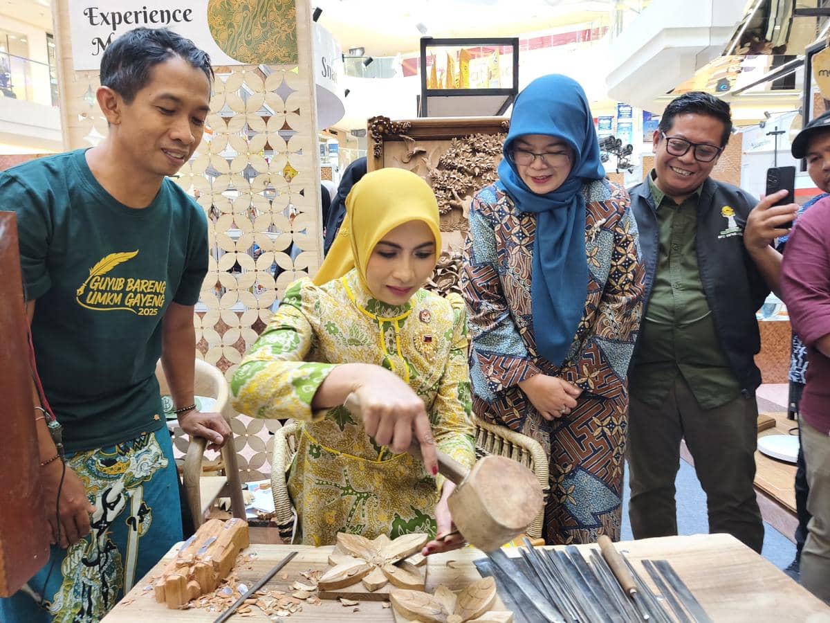 Wakil Ketua II Dekranasda Pusat, Sri Suparni Bahlil (tengah) membuat kerajinan kayu saat pameran UMKM Grande di Semarang. (Dok. BI Jateng).