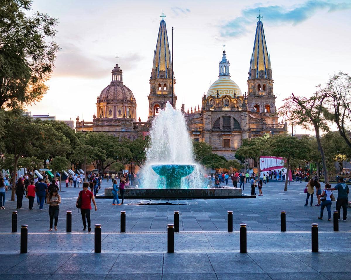 Potret Catedral de Guadalajara dan Plaza de Armas